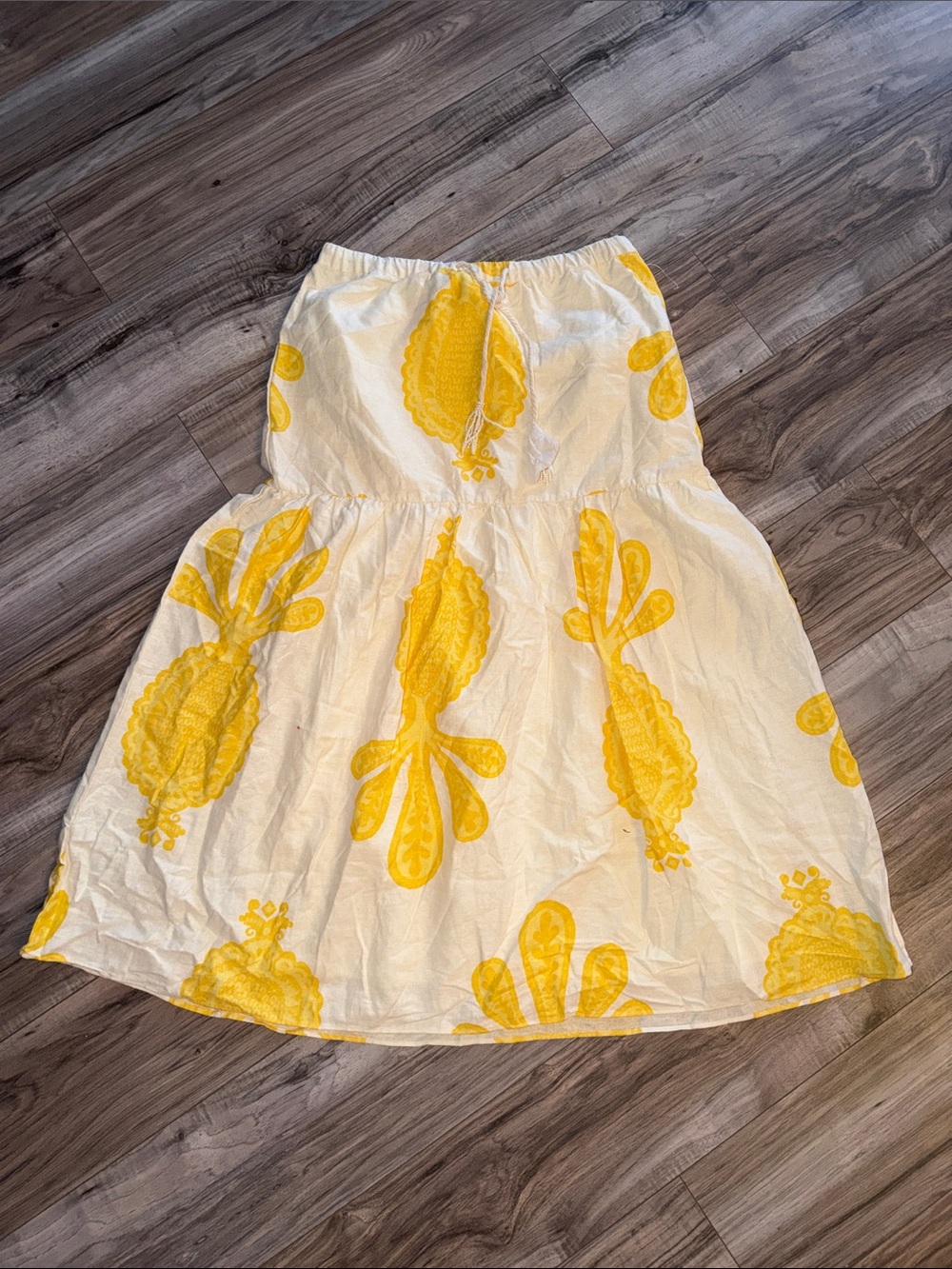 cupcakes & cashmere White Tiered Skirt with Yellow Print